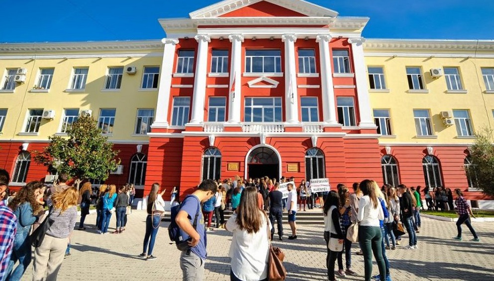Burse dhe heqje mesatare per studentet qe zgjedhin deget prioritare
